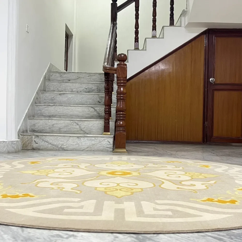 Elegant round rug with center floral pattern