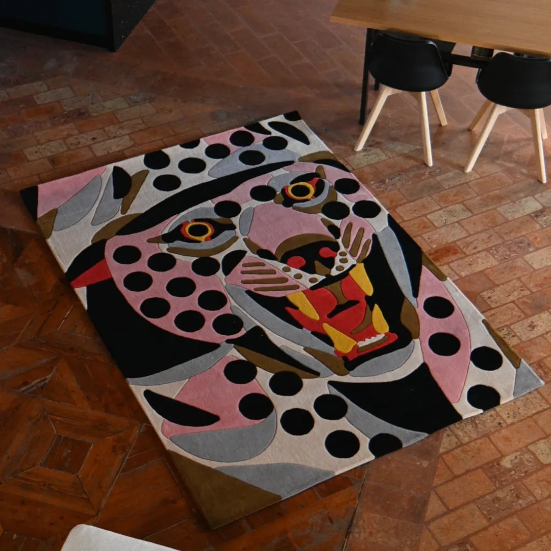 Kalyra Hand-Tufted Rug with Bold Jaguar-Inspired Design in Black and Gold