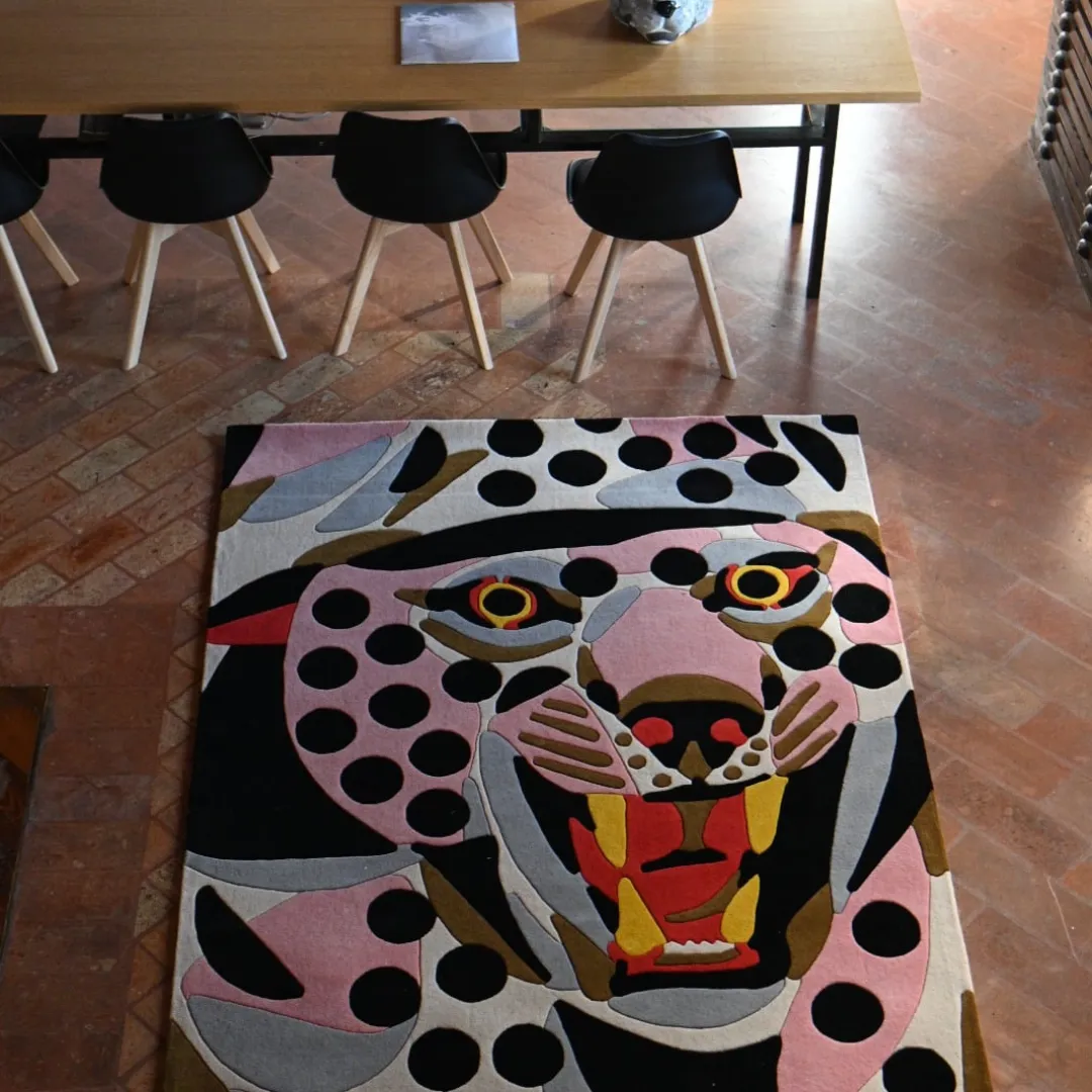 Elegant Kalyra Rug – Bold Black and Gold Jaguar Design for Modern Interiors