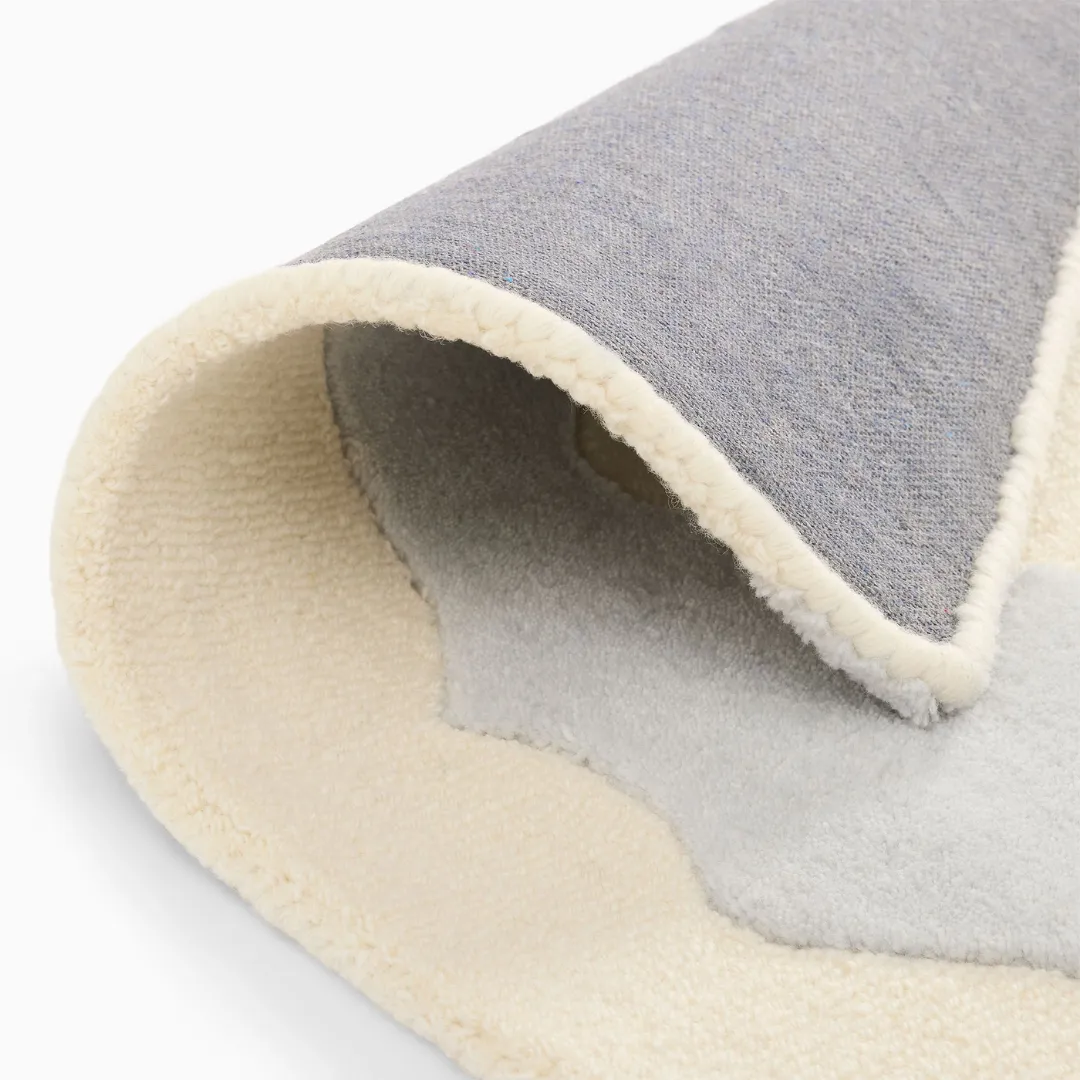 Hot air balloon rug in pastel cream and sky blue tones – Cloud Dancer hand-tufted design